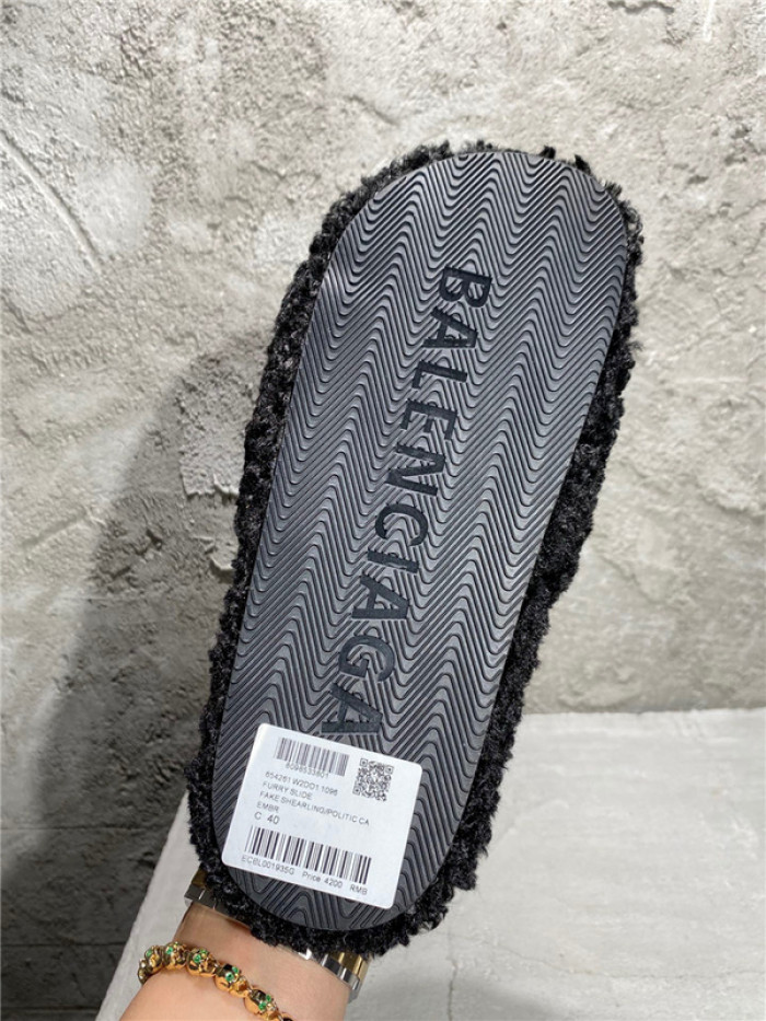 BLCG SLIPPERS